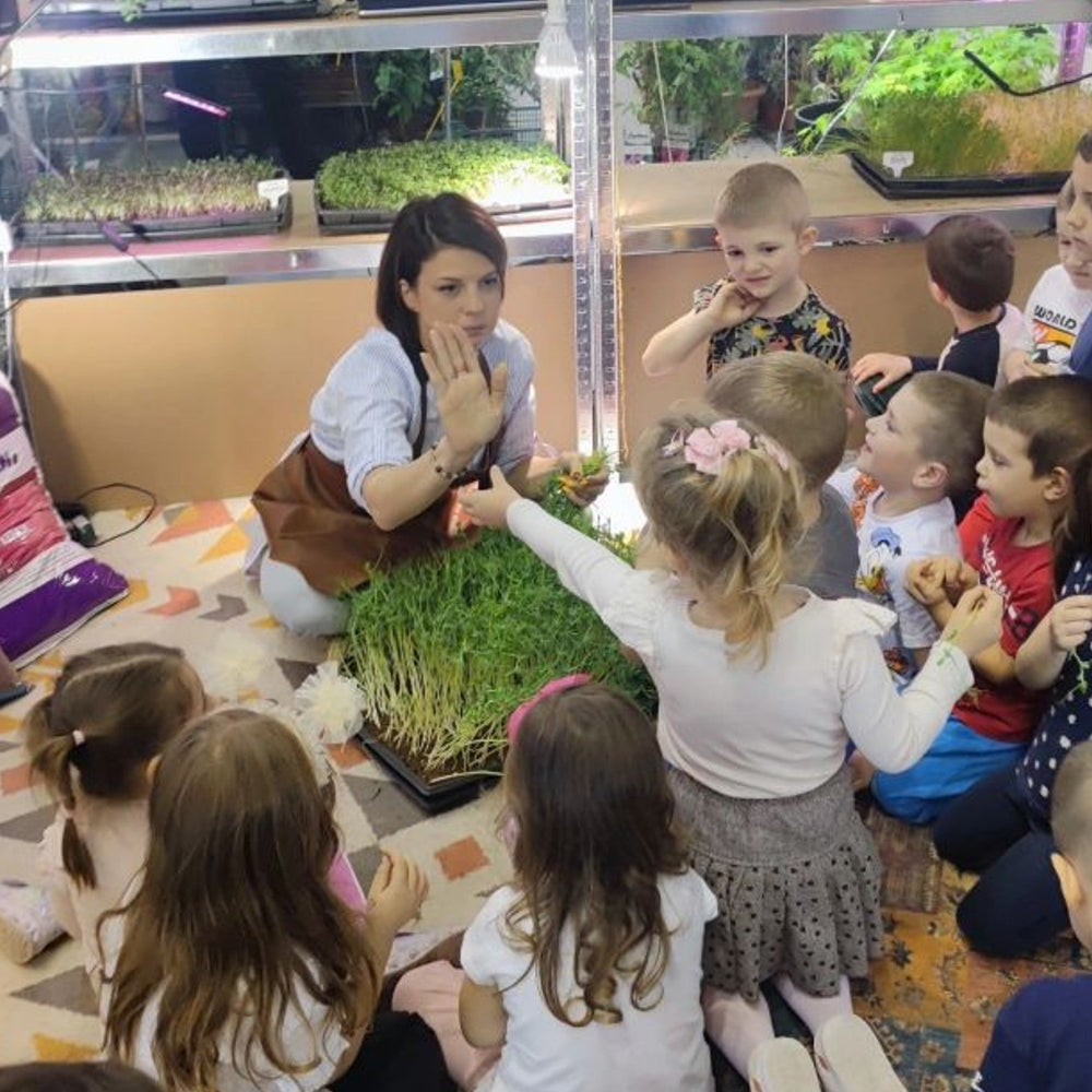 Milena Jovanović na edukativnoj radionici podučava decu o važnosti zdrave ishrane i procesu uzgoja mikrobilja.