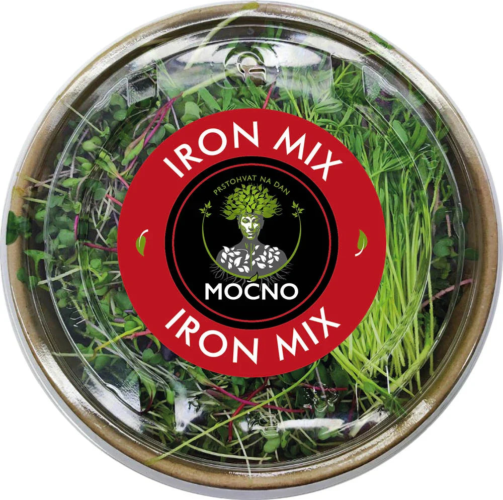 Kadar poklopca Iron Mix-a odozgo. Dominira crveni dizajn etikete sa MOĆNO logotipom i jasno ispisanim sastavom: cvekla, pšenica, bela sočiva, spanać, kelj, brokoli, rapini, suncokret i grašak.