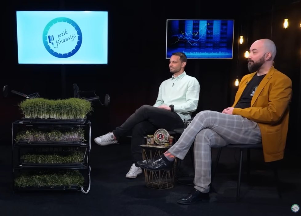 Ivan Jovanović i Branislav Vesković u studiju emisije Jezik Finansija, pored stalka sa mikrobiljem