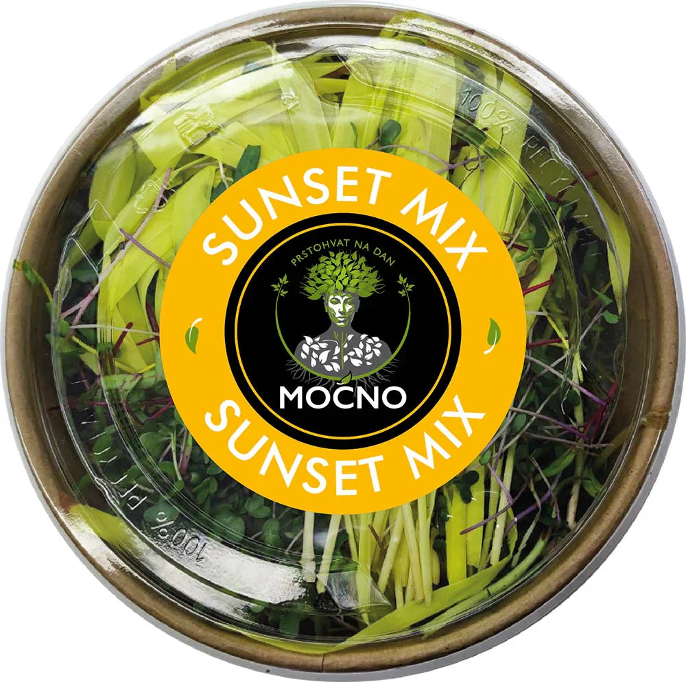 Kadar poklopca Sunset Mix-a odozgo. U fokusu je žuti dizajn etikete sa MOĆNO logotipom i ispisanim sastavom: suncokret, kukuruz, cvekla, crvena blitva, china rose i sango rotkva, i korijander.