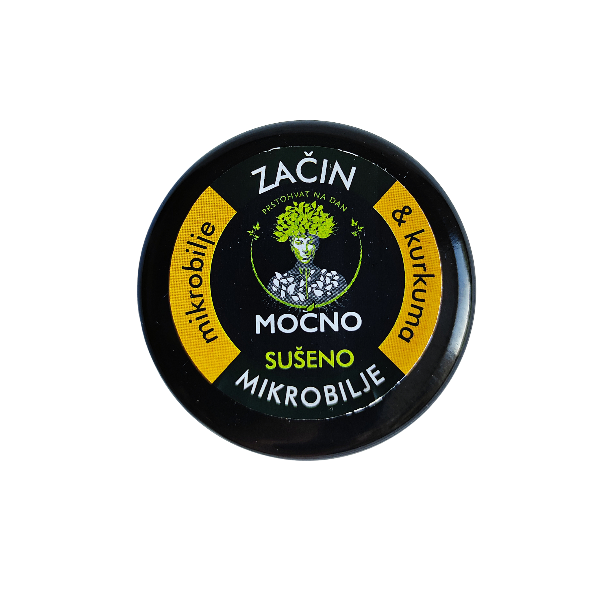 Kadar poklopca teglice odozgo. U fokusu je crna etiketa sa žutim krugom i prepoznatljivim MOĆNO logotipom koji garantuje premium kvalitet sušenog mikrobilja.