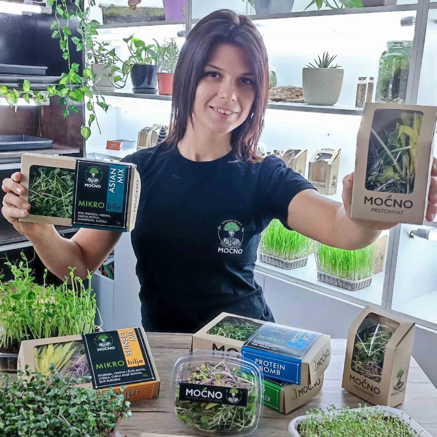 Prezentacija MOĆNO mikseva mikrobilja u ekološkim pakovanjima, uključujući Sunset Mix, Sunset Mix i Protein Mix.