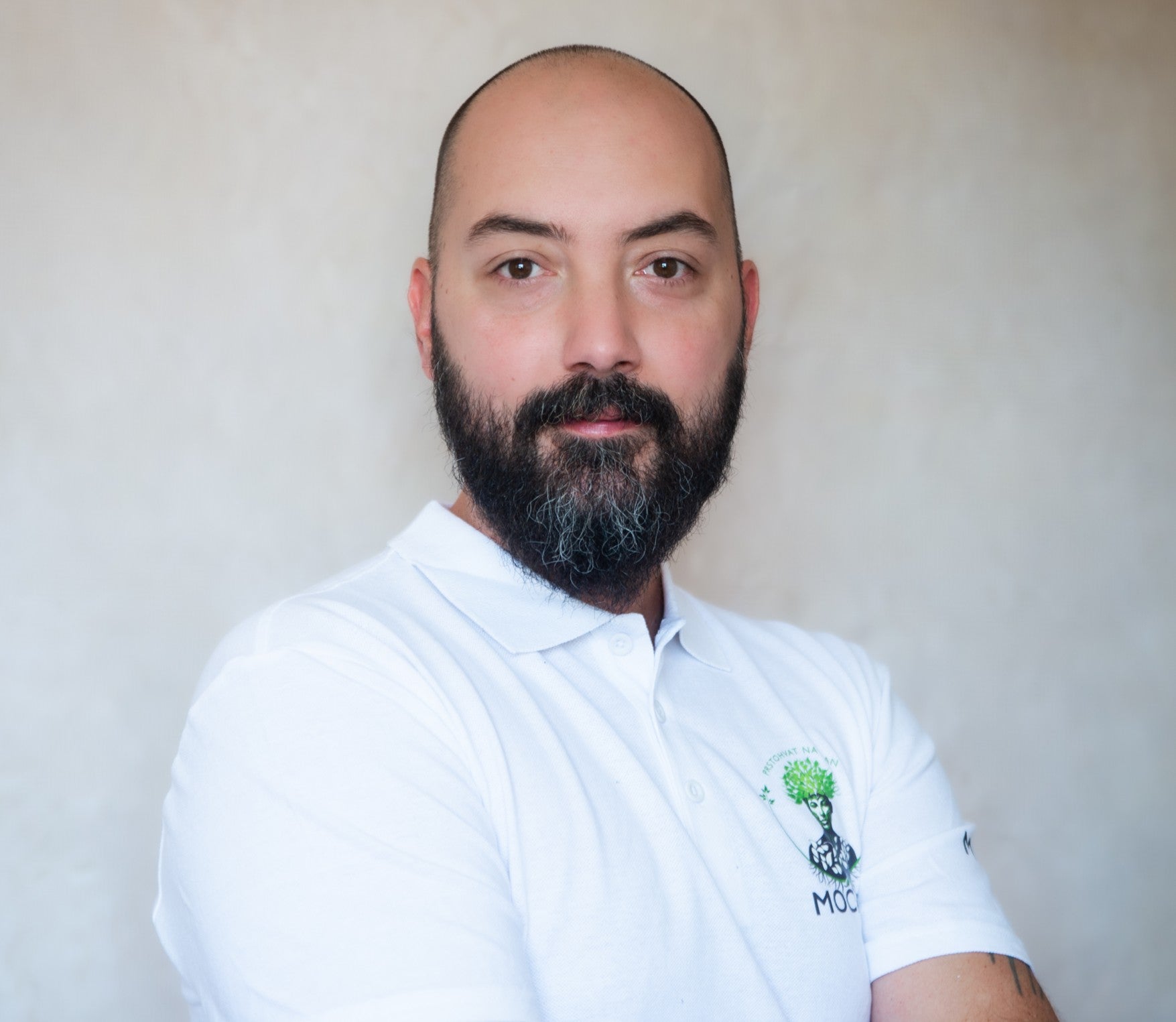 Ivan Jovanović je iskusan lider u poslovnim operacijama, suosnivač i operativni direktor (COO) kompanije MOĆNO. Sa Executive MBA diplomom škole Quantic School of Business and Technology i bogatim iskustvom u ljudskim resursima, analitici podataka i strateškom planiranju, Ivan je operativni motor koji stoji iza brzog rasta i širenja brenda MOĆNO.