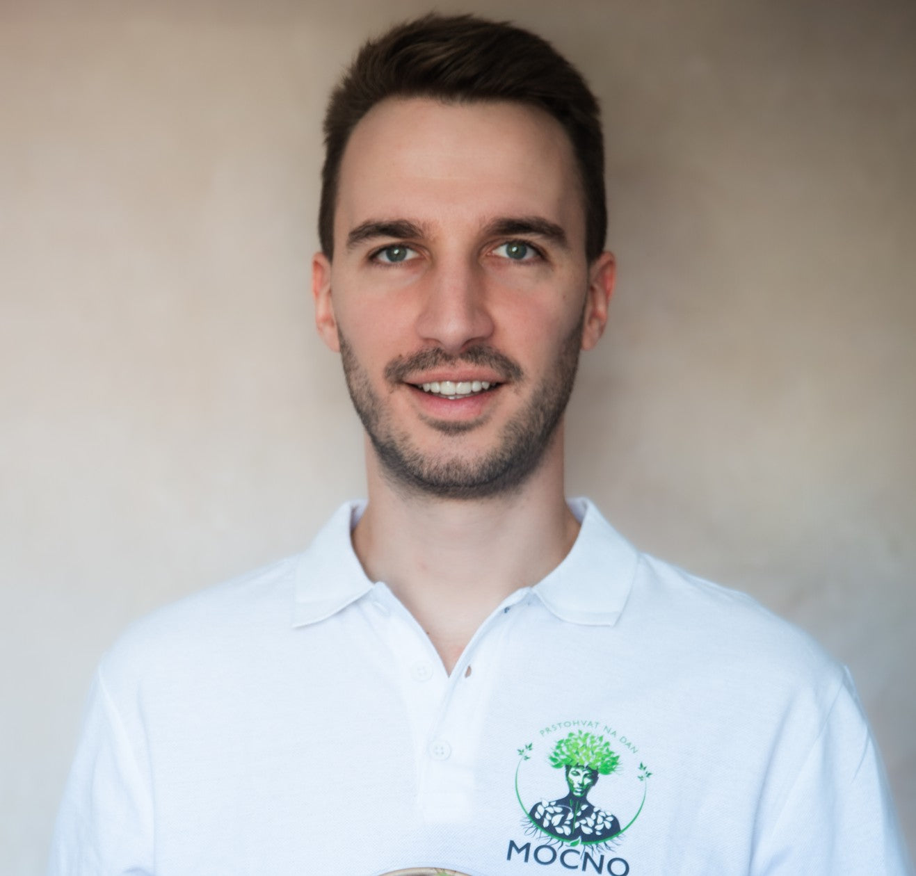 Nikola Solunac je produkt lider, suosnivač i direktor proizvoda (CPO) kompanije MOĆNO, gde premošćuje jaz između kompleksnih agritech rešenja i besprekornog digitalnog iskustva za krajnje Moćno korisnike.