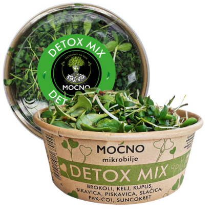 Centralni prikaz MOĆNO Detox Mix pakovanja sa prepoznatljivom jarko zelenom etiketom na poklopcu. Unutar ekološke činije vidi se gusta mešavina svežeg mikrobilja brokoli, kelj, kupus, pšenica i suncokret.