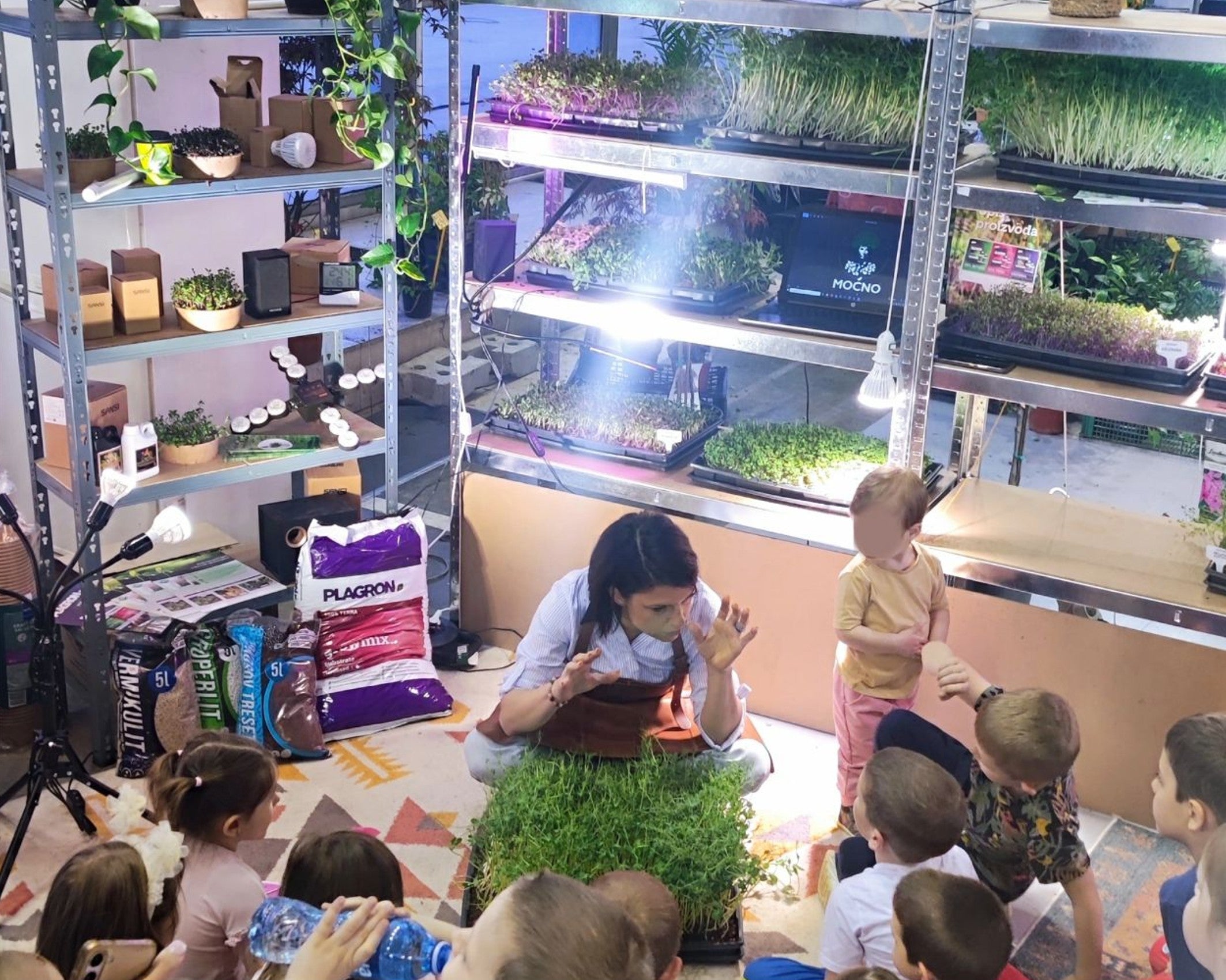 Milena Jovanović na interaktivnoj radionici pokazuje deci proces rasta mikrobilja u sklopu MOĆNO edukativnog programa o zdravoj ishrani.