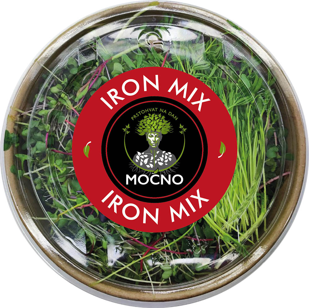 Kadar poklopca Iron Mix-a odozgo. Dominira crveni dizajn etikete sa MOĆNO logotipom i jasno ispisanim sastavom: cvekla, pšenica, bela sočiva, spanać, kelj, brokoli, rapini, suncokret i grašak.