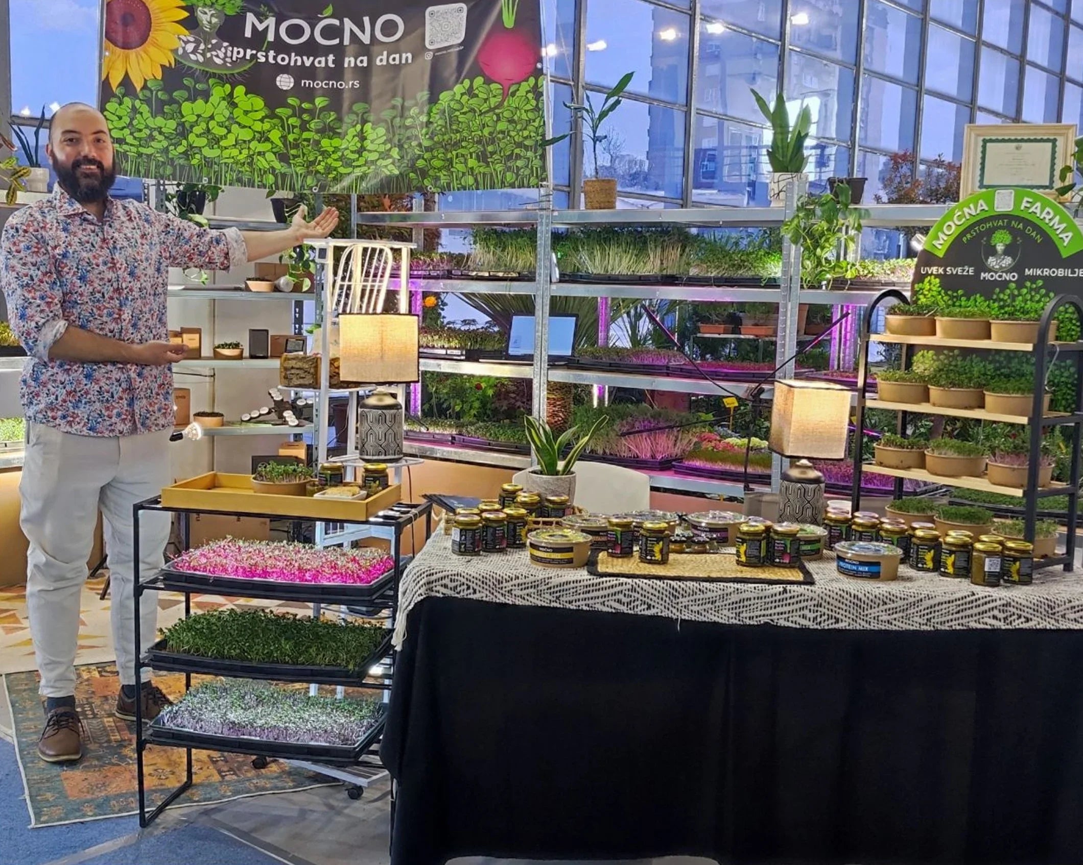 Bogata ponuda MOĆNO brenda na sajmu: police sa svežim mikrobiljem, namazi u teglicama i brendirani promotivni materijali.