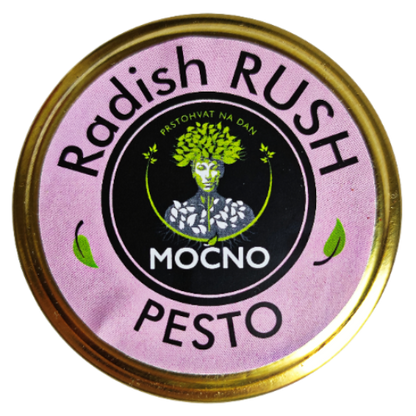 Kadar poklopca tegle odozgo. U fokusu je ljubičasta kružna etiketa sa MOĆNO logotipom i nazivom "Radish Rush Pesto", koja simbolizuje pikantnost i bogatstvo vitamina A, C i E.