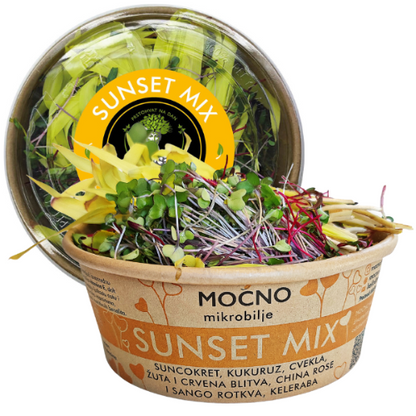 Centralni prikaz MOĆNO Sunset Mix-a. Prepoznatljiva žuta etiketa na poklopcu koji je prislonjen uz eko pakovanje puno šarenog mikrobilja suncokreta, kukuruza i cvekle.