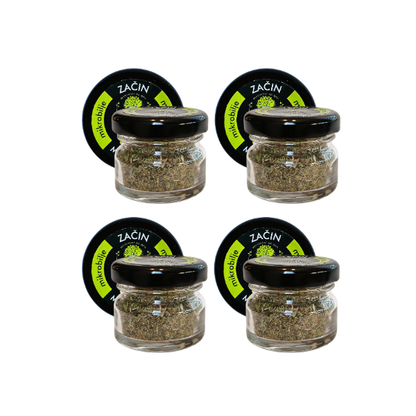 Prikaz četiri teglice Basic začina raspoređene u nizu. Vizuelni prikaz dostupnosti zaliha ovog univerzalnog dodatka koji na zdrav način menja klasične industrijske začine.