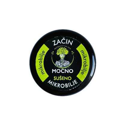 Kadar poklopca teglice odozgo. U fokusu je crna etiketa sa belim krugom i uz prepoznatljiv MOĆNO logo koji simbolizuje prirodnu snagu sušenog mikrobilja.