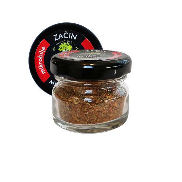 Centralni prikaz male staklene teglice MOĆNO sušenog začina od mikrobilja sa chillijem. Jasno vidljiva crna etiketa sa crvenim detaljima i prepoznatljivim MOĆNO logotipom na poklopcu.