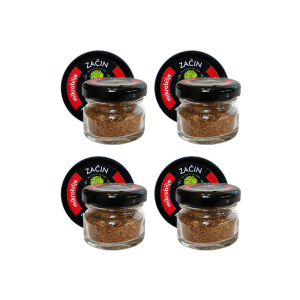 Prikaz četiri teglice sušenog začina sa chillijem raspoređene u nizu. Vizuelni prikaz dostupnosti zaliha ovog pikantnog dodatka koji svakom jelu daje nutritivnu vrednost i ljutu notu.