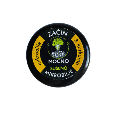 Kadar poklopca teglice odozgo. U fokusu je crna etiketa sa žutim krugom i prepoznatljivim MOĆNO logotipom koji garantuje premium kvalitet sušenog mikrobilja.