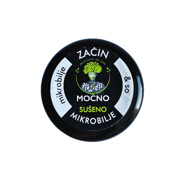 Kadar poklopca teglice odozgo. U fokusu je crna etiketa sa zelenim krugom i prepoznatljivim MOĆNO logotipom, koji simbolizuje svežinu čak i u sušenom obliku.